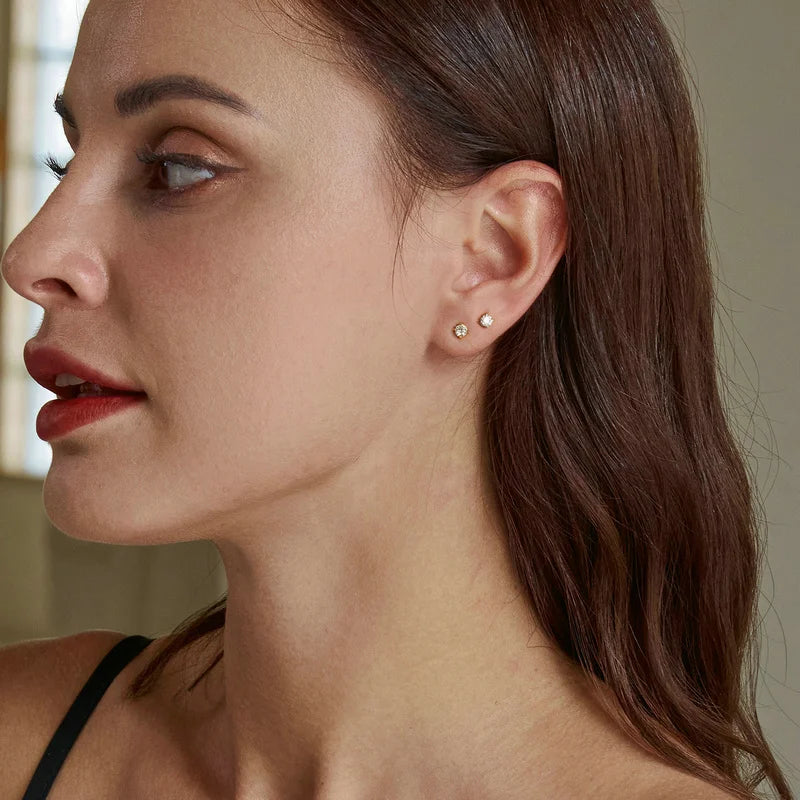 Boucles d'oreilles solitaires à clous en moissanite et argent sterling