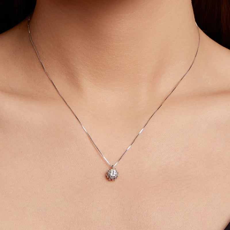 Collier pendentif moissanite en forme de bouton de fleur en argent sterling