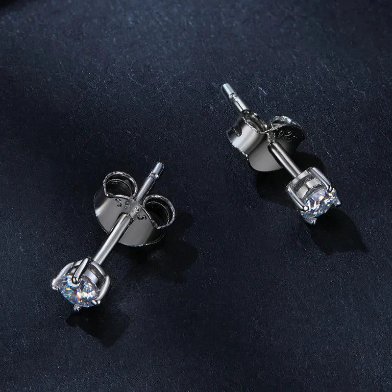 Boucles d'oreilles solitaires à clous en moissanite et argent sterling