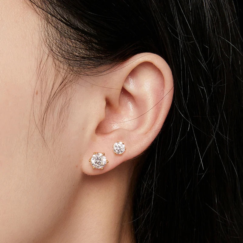 Boucles d'oreilles clous en argent sterling et moissanite en forme de fleur