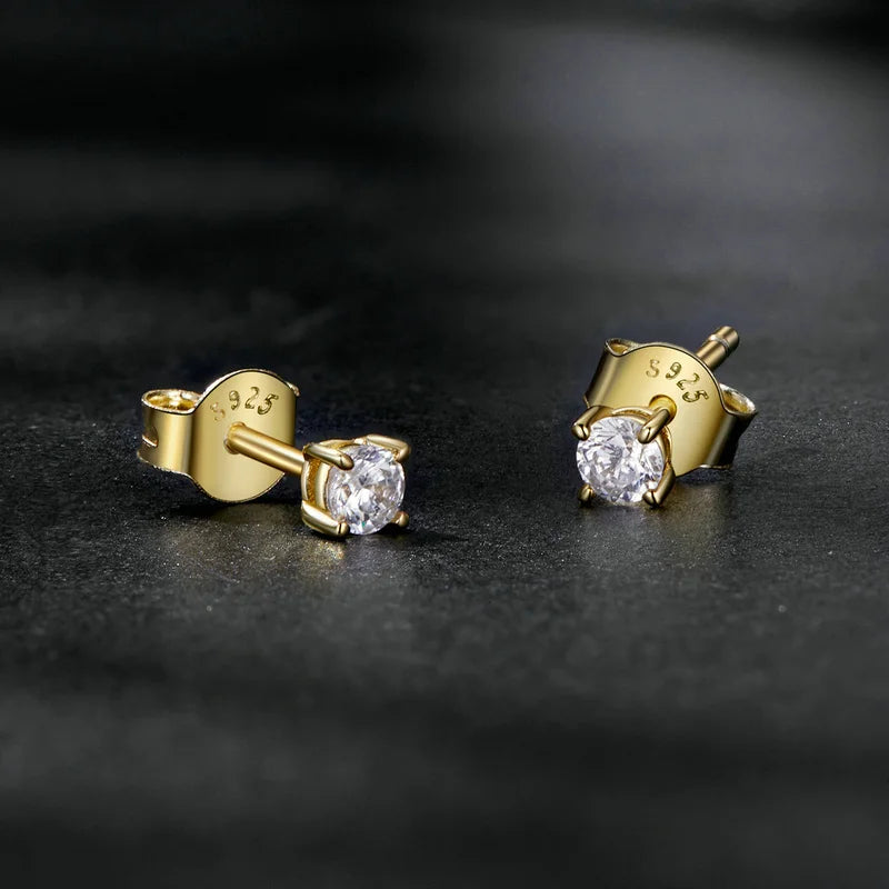 Boucles d'oreilles solitaires à clous en moissanite et argent sterling